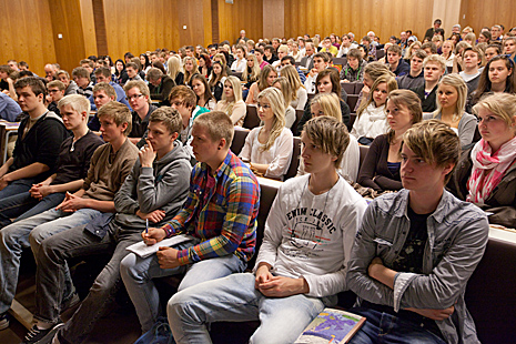 En stor del av de nuvarande gymnasisterna är födda i EU-Finland. För dem innebär internationaliseringen alldeles nya möjligheter - om inte arvet blir ett dåligt skött euroområde. Foto: Eero Kuosmanen.
