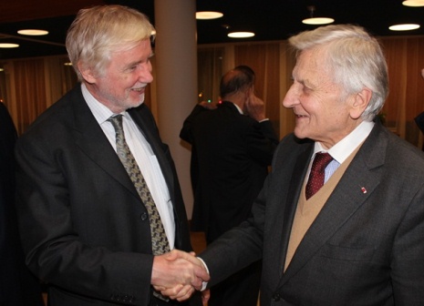 Erkki Tuomioja ja Jean-Claude Trichet pohjustivat mielipiteiden vaihtoa Pariisissa.