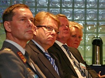 Generalmajor Juha Kilpiä (t.v.) och försvarsminister Jyri Häkämies lyssnar på Alexander Weis tal. Foto: Hanna Ovaskainen