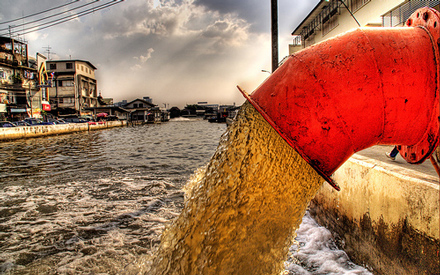 Jätevesiputki Bangokissa, kuva: Stuck in Customs, Flickr/Creative Commons