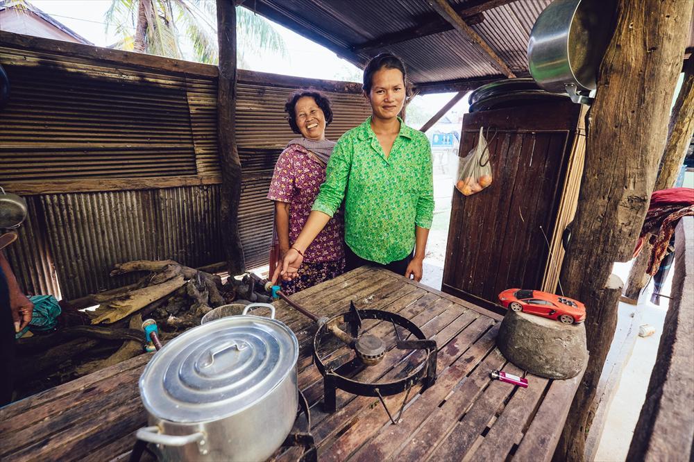Kambodjanska kvinnor är med att utveckla och sprida alternativa energilösningar, såsom gaskök som drivs med biogas. Bild: Daniel Roca