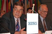 Kimmo Kiljunen och OSSE:s första generalsekreterare Wilhelm Höynck deltog i valseminariet i Wien arrangerat av Finland. Foto: Susanna Lööf/OSSE