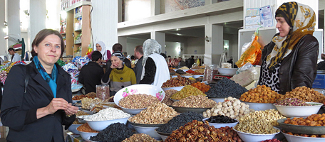 Kokoustauolla ministeri Heidi Hautalalla oli tilaisuus tutustua naisten Dushanben markkinoilla myymiin tuotteisiin. Pähkinät ja kuivatut hedelmät olivat laadukkaita.