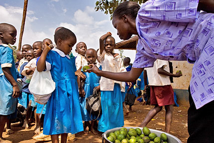 Kouluruokailua kenialaisessa Saurin kylässä. Kuva: Pasi Riikonen.