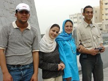 Kuvan kaupunkilaispariskunnat tutustuivat Aleksandrian kirjastoon helmikuussa 2003. Kuva: Marja-Leena Kultanen
