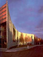 Kuvassa Suomen Berliinin suurlähetystö. Saksojen yhdistymisen jälkeen maassa on tarvittu vain yksi suurlähetystö, joka on sijainnut vuodesta 1999 lähtien Berliinissä.