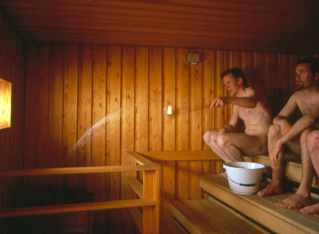 Löylynheittoa 1990-luvun malliin. Kuva: Jari Jetsonen