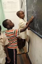 Lapsia opiskelemassa kuurojen koulussa Mosambikissa. Kuva: Tanja Mikkola