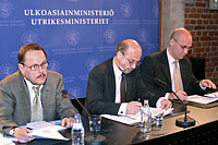 Lauri Hannikainen, Arto Kosonen ja Mikko Puumalainen ulkoministeriössä järjestetyssä tiedotustilaisuudessa.