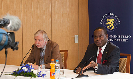 Lehdistötilaisuudessa Nigerian ulkoministeri Olugbenga Ashiru painotti Afrikan talouden mahdollisuuksia pohjoismaisille investoinneille.