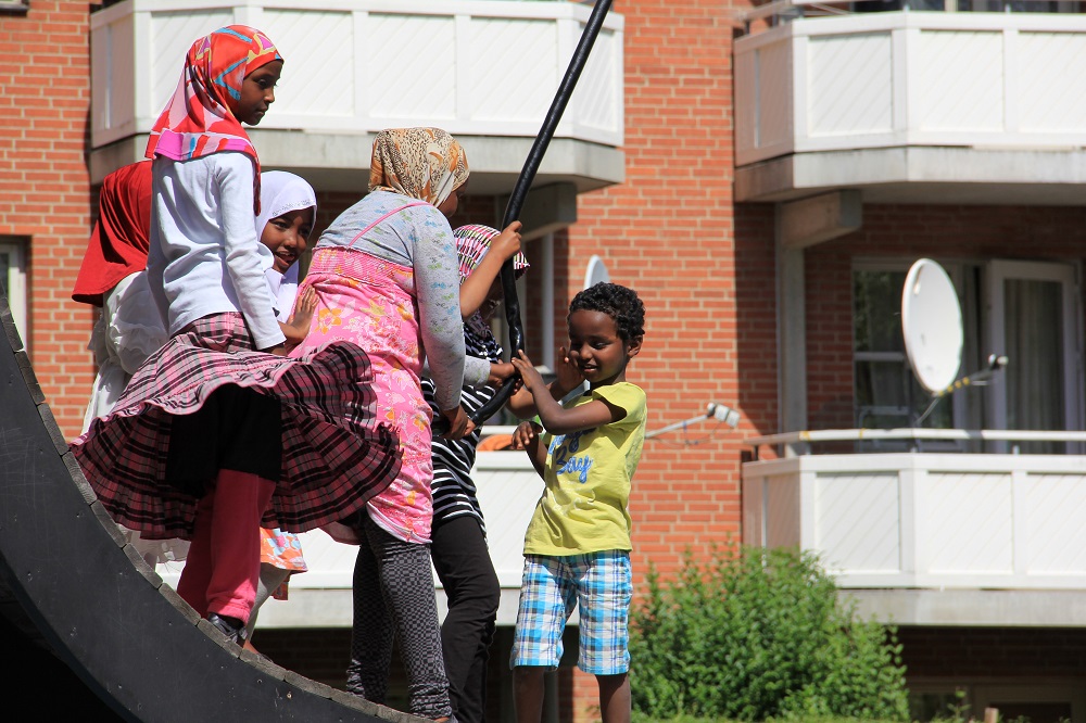 Maahanmuuttajalapset leikkivät. Kuva: norden.org.