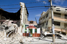 Maanjäristyksen jälkeen edessä on massiivinen jälleenrakennus: teiden ja talojen ohella järistys vei valtavasti osaamista. Kuva: UN Photo/Logan Abass
