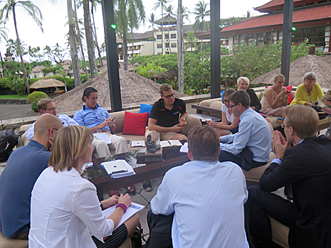 Markku Keinänen ger minister Alexander Stubb en situationsöversikt under den finländska delegationens palaver på Bali. Foto: Ville Cantell