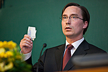 Martti Salmi skämtade med gymnasisterna att med statens nuvarande skuldsättningstakt kan var och en ge en 20 euros sedel till finansministeriet. Foto: Eero Kuosmanen.