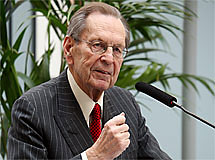 Max Jakobson. Kuva: Raino Heinonen
