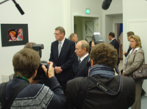 Medierna bevakade den finske statsministerns och den ryske premiärministerns ankomst till invigningen av Finlandshuset.