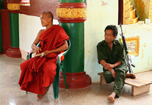 Militärvälde och munkvälde sida vid sida är en sällsynt syn i den fredsbetonande buddhistiska världen. Foto: José Rodriguez