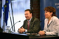Minister Ilkka Kanerva presenterade sin politiska statssekreterare Teija Tiilikainen.