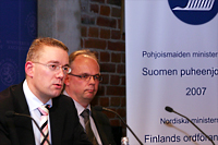 Minister Stefan Wallin och chefen för utrikesministeriets nordiska sekretariat Harri Mäki-Reinikka på presskonferensen