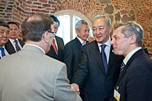 Minister Väyrynen och det kazakstanska parlamentets talman Ural Muhamedzjanov. Foto: Eero Kuosmanen.