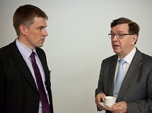 Minister Väyrynen och MTK:s ordförande Juha Marttila diskuterade tryggad livsmedelsförsörjning. Foto: Eero Kuosmanen.