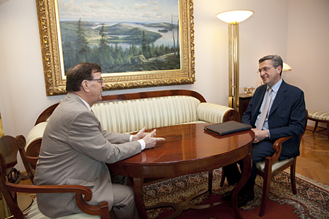 Minister Väyrynen och UNRWA:s generalkommissionär Filippo Grandi. Foto: Eero Kuosmanen.