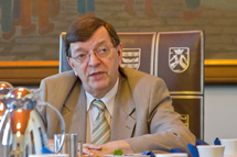 Minister Väyrynen vid en presskonferens den 29 maj.