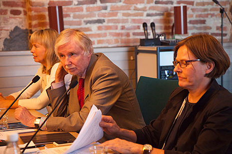 Ministrarna Erkki Tuomioja och Heidi Hautala betonade de mänskliga rättigheternas betydelse i Finlands politik när utrikesförvaltningens människorättsstrategi offentliggjordes.