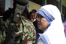 Moder Teresas systrar köade till vallokalen i Langatas valdistrikt. Foto: Fredrick Onyango