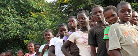 Mosambik, köyhyys, kehitysapu, lapset, koulu, jono. Kuva: Hanna Õunap.