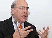 OECD:s generalsekreterare Ángel Gurría gratulerade Finland pÅ födelsedagen. Foto: Harri Kilpi