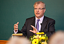 Olli Rehn jämförde hjälpen till Grekland med att släcka en buskbrand för att hindra en skogsbrand över hela Europa. Foto: Eero Kuosmanen.