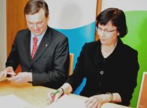 Ordförande Michael Hornborg från MTK och avdelningschef Ritva Koukku-Ronde undertecknar stödavtalet. Foto: MTK