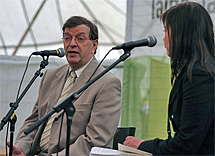  Paavo Väyrynen intervjuades av redaktör Anna Laine på Taigascenen. Foto: Mirva Viitanen