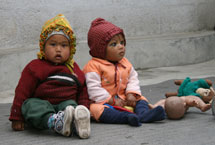 Pikkulapsia Mahaguthin työntekijöiden päiväkodissa, Katmandu. Kuva: Marja-Leena Kultanen