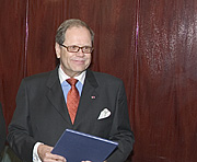 Professori Seppo Zetterberg vastaanotti UKK-palkinnon ulkoministeriössä.