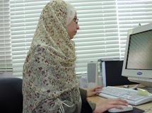 Rawda Yousri kokoaa muinaismuistomerkkien paikkatietoja. Kuva: Marja-Leena Kultanen
