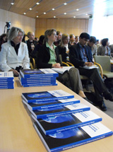 Rethinking Development in a Carbon-Constrained World -kirjan julkistus Bonnin ilmastoneuvotteluissa 2009. Kuva: Matti Nummelin