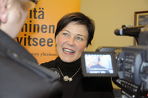 Riksdagsledamot Marja Tiura lovade använda kollektivtrafiken oftare. Bild: Tiina Kirkas