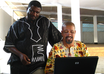 Sambialainen Excellent Hachileka opastaa työkalun käyttöä yhdessä Mosambikin IUCN:n projektikoordinaattori Roberto Zolhon kanssa. Kuva: Kukka Ranta