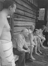 Saunadiplomatiaa tarvitaan myös kotimaassa.  Urho Kekkonen maaherra Erkki Huurtamon vieraana Orilammella toukokuussa 1978. Kuva: Urho Kekkosen arkisto.