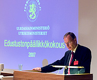 Statssekreterare Pertti Torstila höll öppningsanförandet vid mötet för beskickningschefer i Helsingfors.