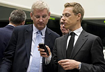 Sveriges utrikesminister Carl Bildt och utrikesminister Alexander Stubb träffades i Luxemburg den 15 juni. Foto: EU:s råd