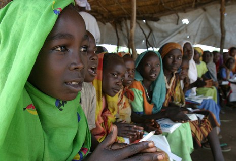 Tasa-arvo, koulutus. Tyttöjä koulussa pakolaisleirillä Keski-Afrikan tasavallassa. Kuva: hdptcar/Flickr, CC BY 2.0
