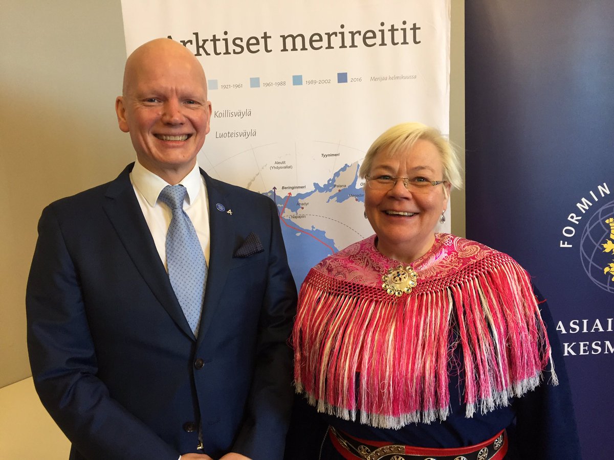 Tero Vauraste är ordförande för Arktiska ekonomiska rådet 2017–2019. På bilden ses han tillsammans med Liisa Holmberg, rektor för Sameområdets utbildningscentrum. Foto: House of Lapland