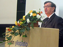 Ulkomaankauppa- ja kehitysministeri Paavo Väyrynen luennoi Oulun yliopistolla.