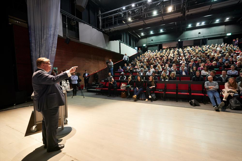 Ulkoministeri Timo Soini aloitti radikalisaation ehkäisyyn keskittyvän koulukiertueen Tikkurilan lukiolta. Kuva: Kimmo Räisänen