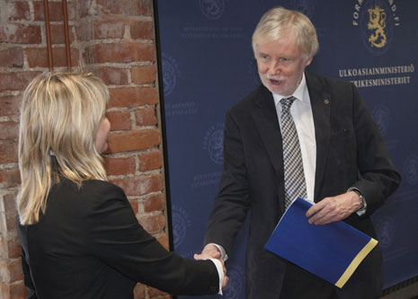 Ulkoministeri Tuomioja piti hyvää viranomaisyhteistyötä tärkeänä pakotteiden hoitamisessa ja kiitti työryhmää mietinnöstä. Kuva: UM