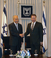 Under sin resa i Mellanöstern träffade utrikesminister Ilkka Kanerva Israels president Shimon Peres.