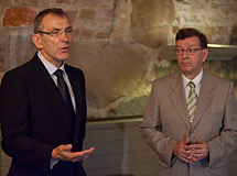 Utrikeshandels- och utvecklingsminister Paavo Väyrynen och EU:s biståndskommissionär Andris Piebalgs. Foto: Raino Heinonen